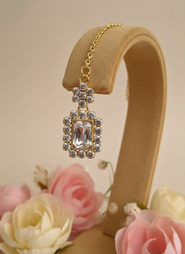 Sondarya Sparkling Solitaire Diamond-Look Necklace Set With Maang Tikka