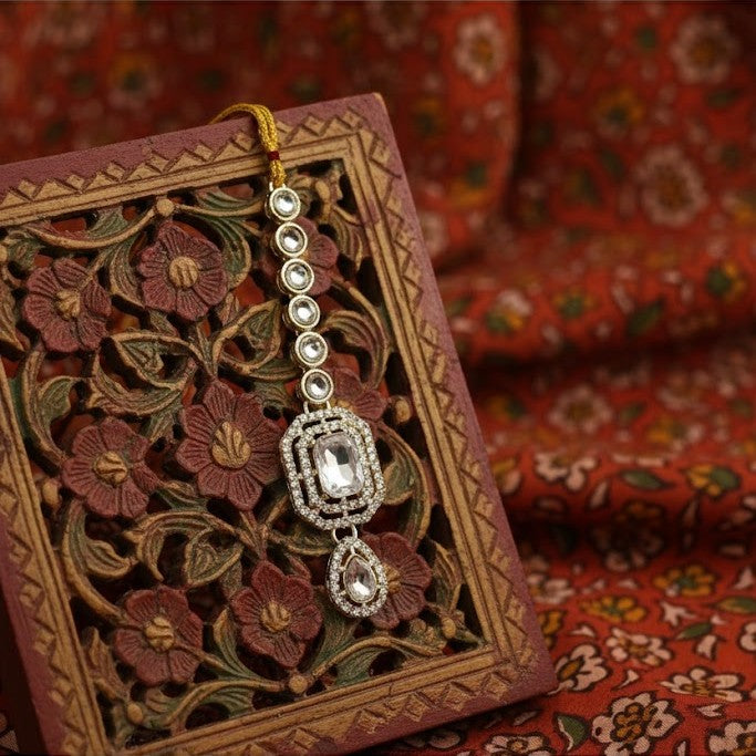 Sondarya Sparkling White Kundan Necklace Set with Maang Tikka