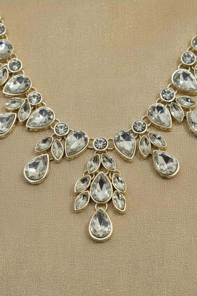 Sondarya Sparkling White Teardrop Kundan Necklace Set with Maang Tikka