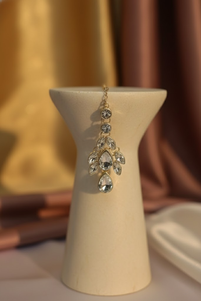 Sondarya Sparkling White Teardrop Kundan Necklace Set with Maang Tikka